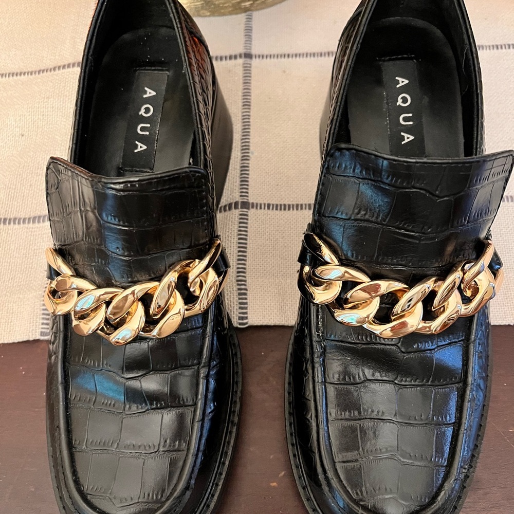 AQUA Croc-Embossed Black Leather Loafers w/Gold Chain Size 7.5 EUC - Picture 4 of 9